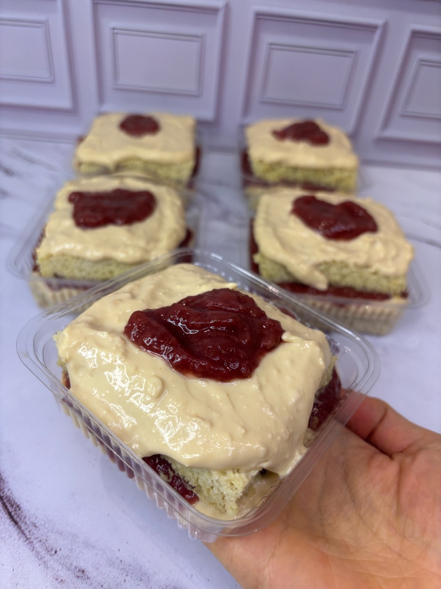 Bolo de Ninho com geleia de morango por cima, no pote