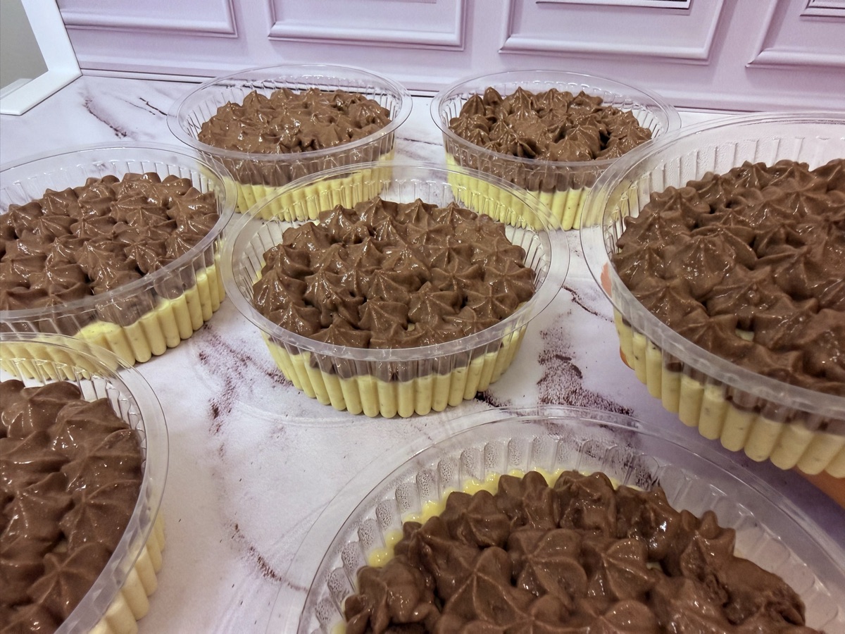 Potinhos de mousse de maracujá com cobertura de chocolate